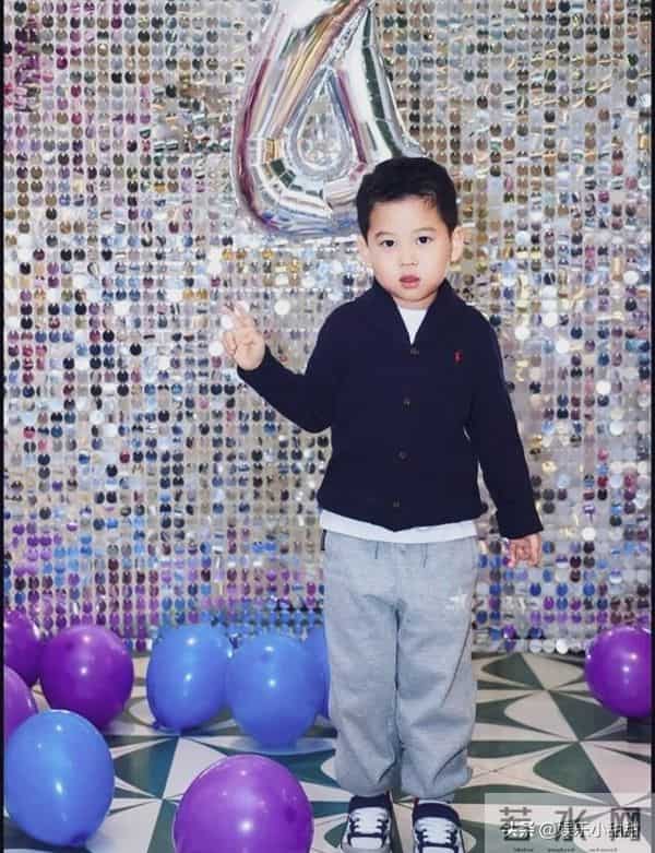 李小萌小儿子庆生萌照来袭,父子宛如一个模子刻出,太可爱!