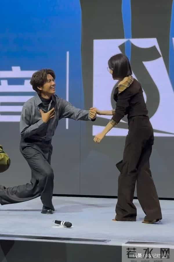 秦岚剧宣直接上手,又撅屁股又比心,钟汉良尴尬的表情挂不住