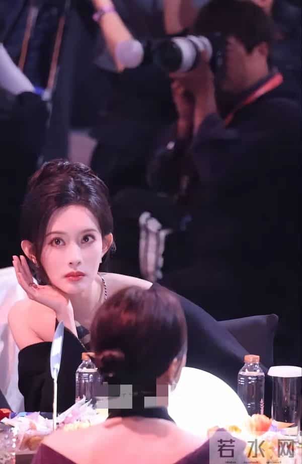 我若不欣赏两眼，倒显得不解风情了。孟姐有颜有身材，梦中情姐