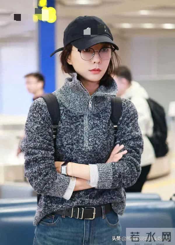 王珞丹机场私服真时髦！穿灰色半拉链毛衣+牛仔裤，高级又洋气！