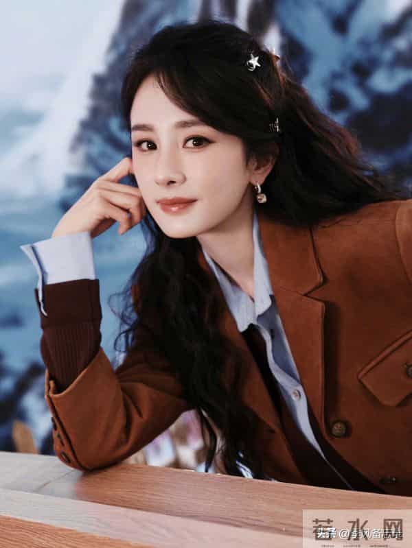 杨幂的美腿真的太适合穿肉丝了