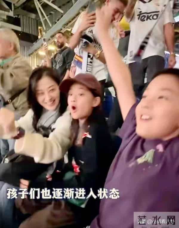 梅婷带儿女德国看球赛，12岁快快和妈妈撞脸，相处模式堪比闺蜜