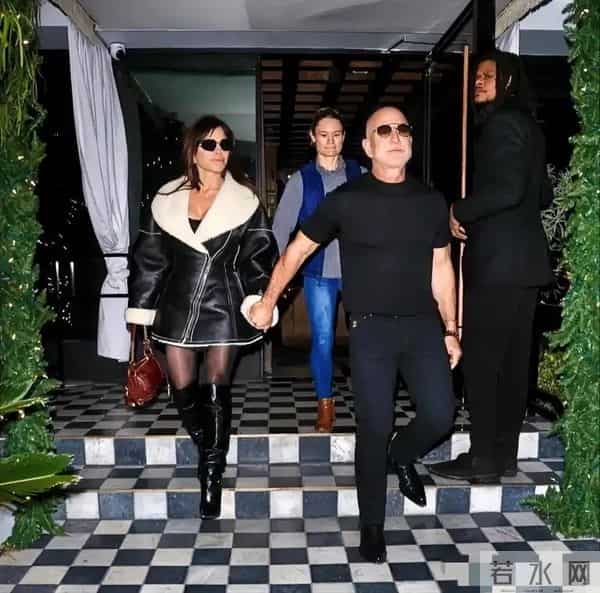 审美太顶！桑姐大皮袄搭配黑丝状态好到爆，牵手白须贝佐斯真恩爱