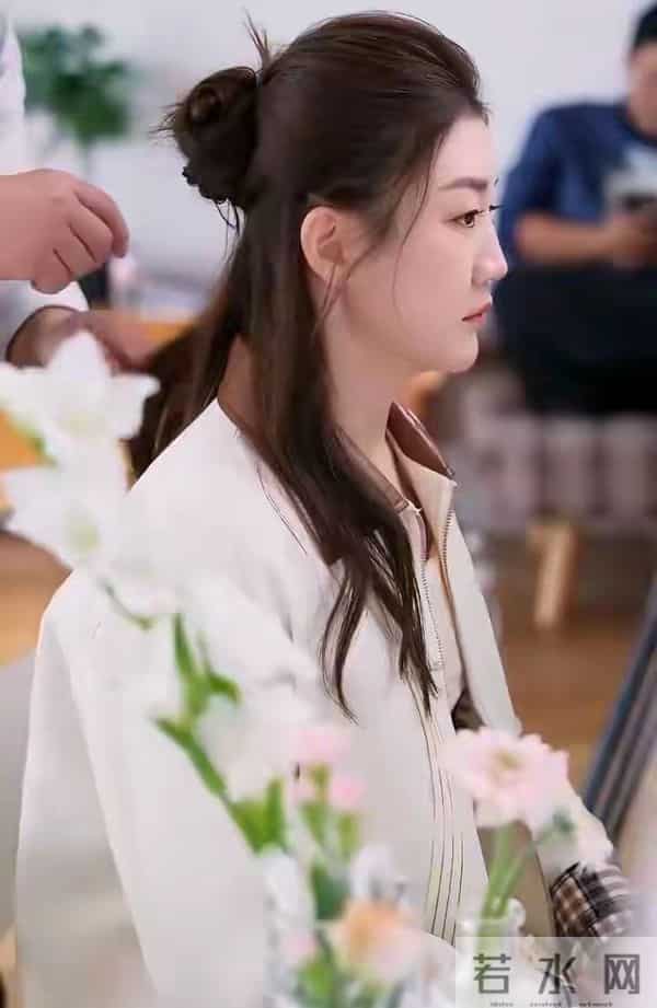 陈梦最新广告拍摄花絮，半扎发造型美得似公主，笑靥如花灵动可爱