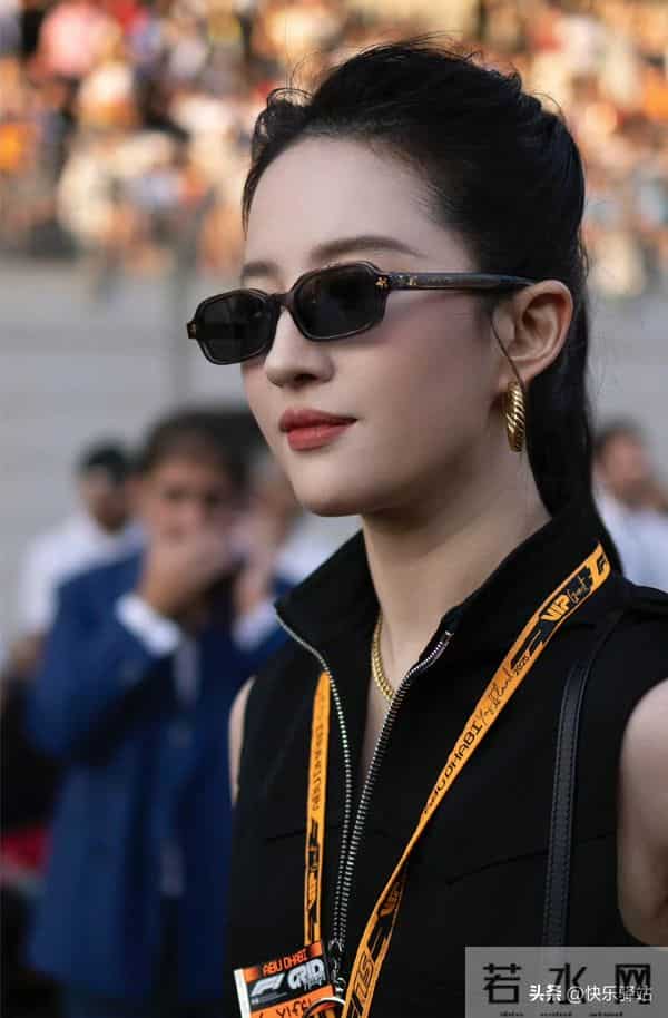 刘亦菲现身阿布扎比观看F1 高马尾短裙造型又美又飒 这状态无敌了