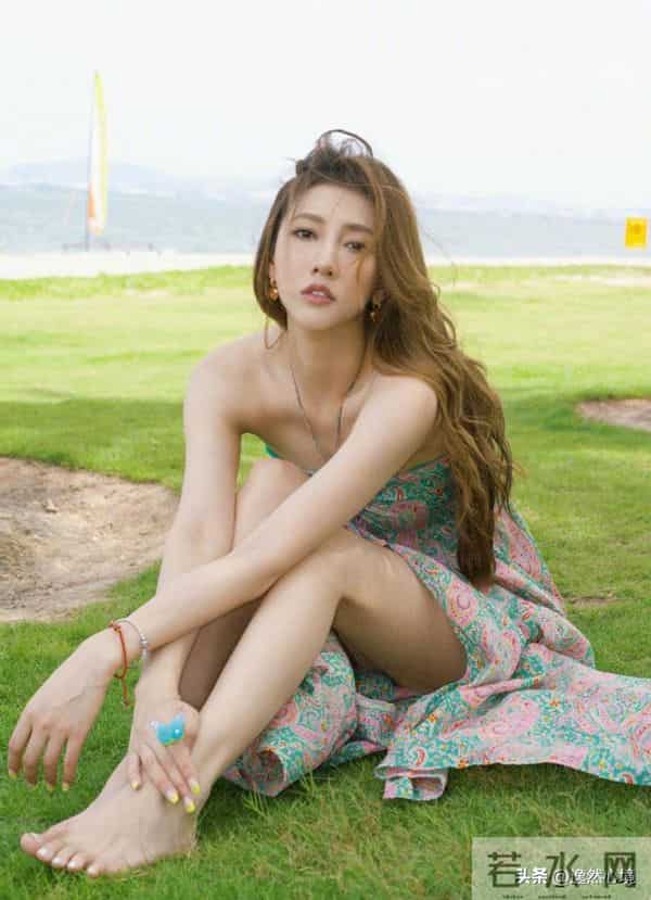 弦子身穿沙滩裙 ‖ 海边度假