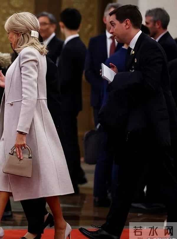 被72岁布丽吉特美到了，从北京到成都，全程踩高跟，少女身材绝了