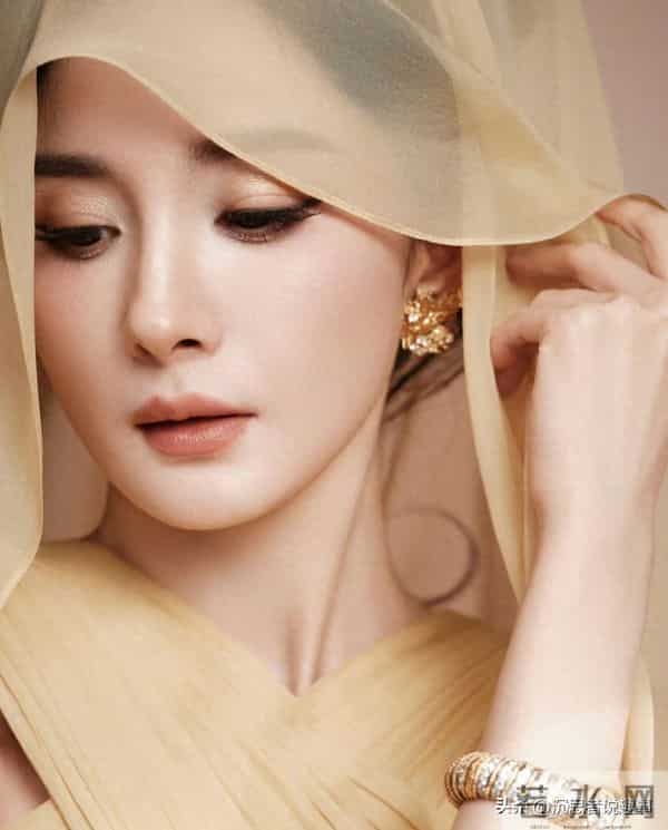 杨幂香槟金礼裙出镜,冷艳气质藏不住了