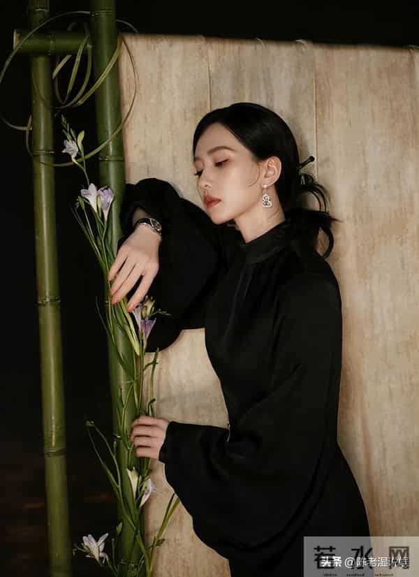 红毯秒变菜市场!穿秋裤摔跤,瘦成竹杆儿,还有人成“背锅侠”