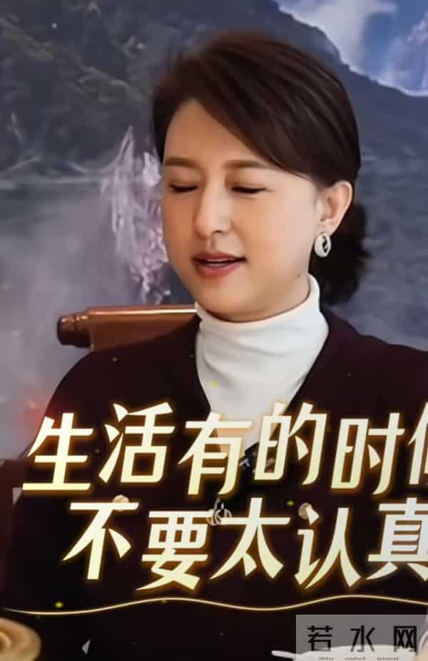 张蕾温柔低马尾配简约套装，品美食笑眼弯弯，气质温婉颜值吸睛