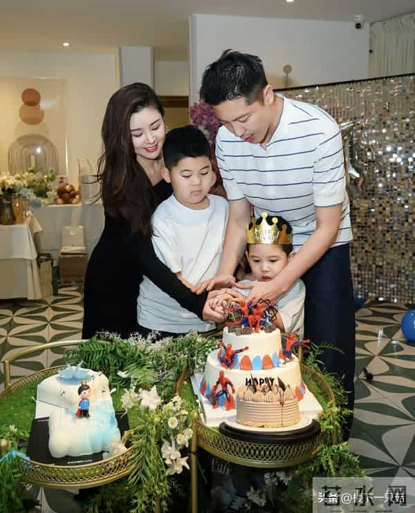 王雷四岁小儿子可爱像爸 大儿子肉嘟嘟像李小萌 一家四口共用一张脸