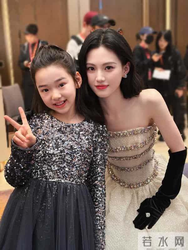 董璇9岁女儿小酒窝现身尖叫之夜!和“17位”顶流亲密合影 太爽了