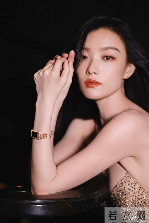 倪妮，散发光芒的她是聚光灯下的焦点