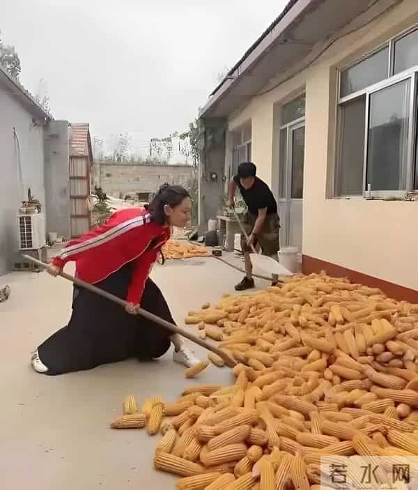 程莉莎赶山东大集，穿3万大衣买3元焦米棍解馋 像没见过世面城巴佬