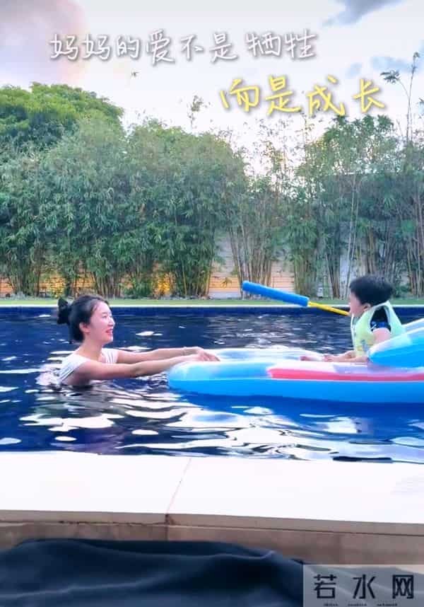 李念和两个儿子在自家豪宅泳池游泳,三胎儿子正脸曝光