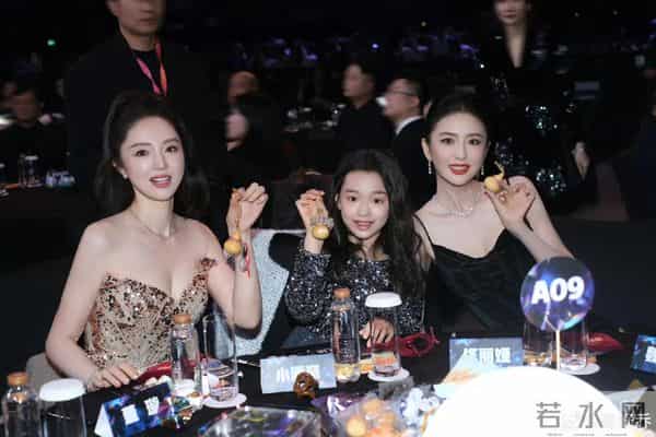 董璇9岁女儿小酒窝现身尖叫之夜!和“17位”顶流亲密合影 太爽了