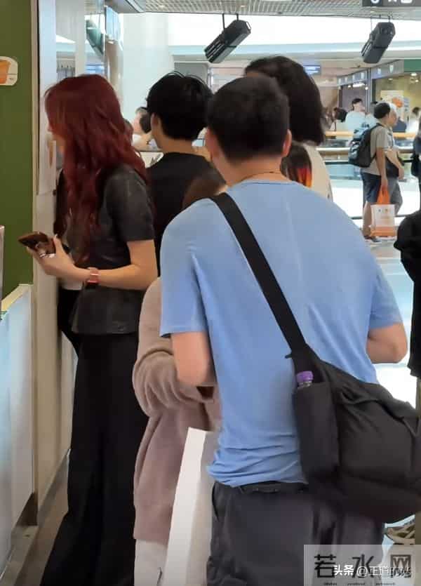 52岁蔡少芬排队买早饭 身高腿长 前凸后翘 难怪张晋对她生理性喜欢