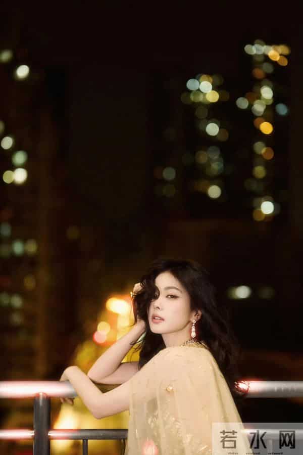 白鹿黄金礼服性感写真