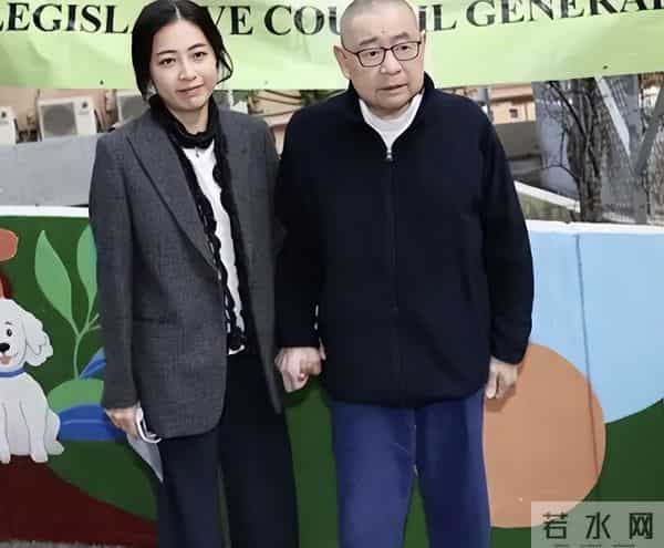 香港知名富商肾移植后身体欠佳，日常轮椅代步，有洁癖随身带毛巾