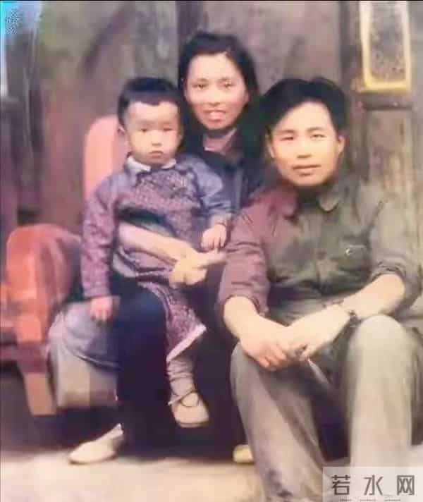 王近山的一张全家福,小二十岁妻子容貌清秀,一家人颜值太高了!