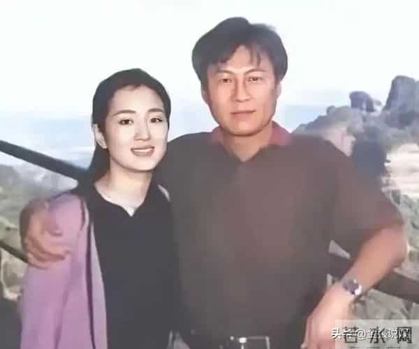 恩爱了6年,76岁的法国老公衰老萎缩,59岁的巩俐正绚烂如花