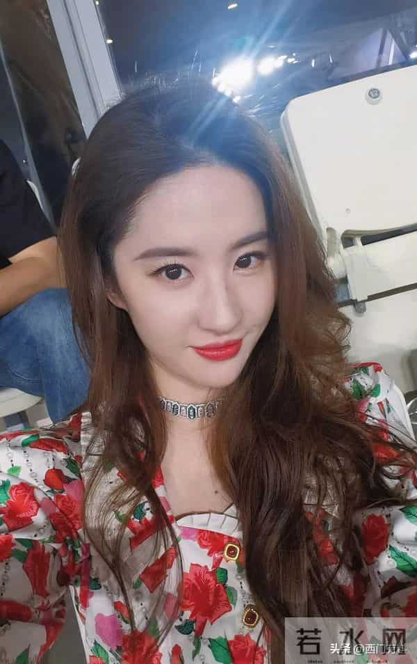 刘亦菲阿布扎比观赛F1,短裙墨镜搭配高马尾,又美又飒好迷人!