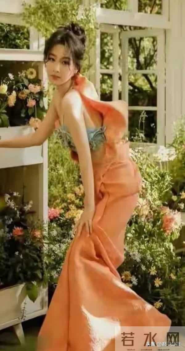 杨紫身材杨柳细腰!直角肩蜜腿腰、皮肤细嫩网友:哇塞美爆了