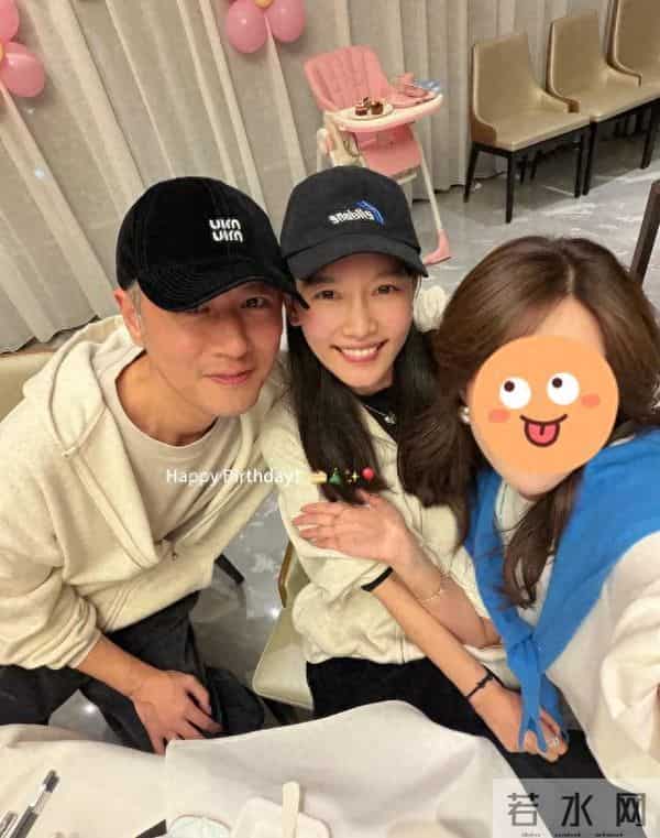 孙骁骁称任重是救赎 疑内涵前任 穿情侣装 牵手像两代人 女儿坐