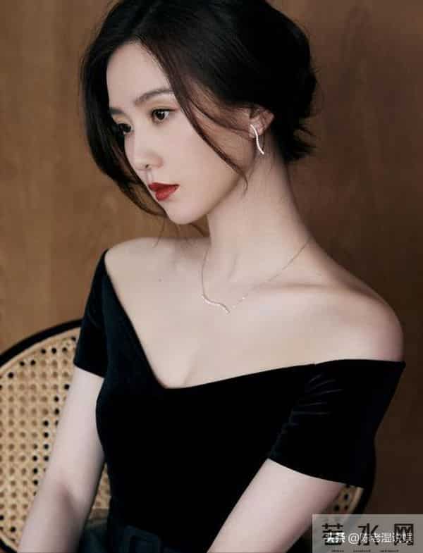 红毯秒变菜市场!穿秋裤摔跤,瘦成竹杆儿,还有人成“背锅侠”