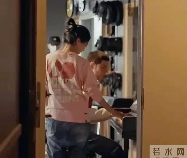 萧敬腾和老婆一起练琴,像妈妈陪孩子,52岁林有慧年龄感很重。