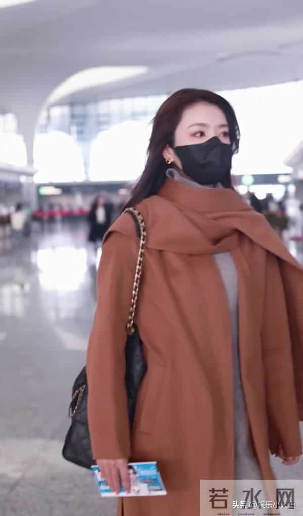 李云霄杭州机场被偶遇,穿棕色翻领长款大衣,好温柔气质美到犯规