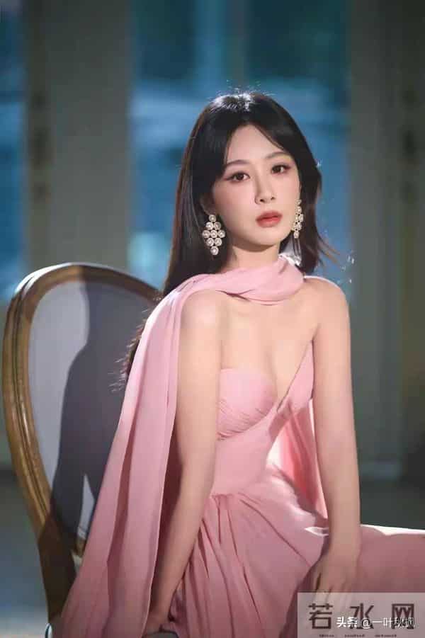 杨紫,粉色抹胸裙写真,太美了