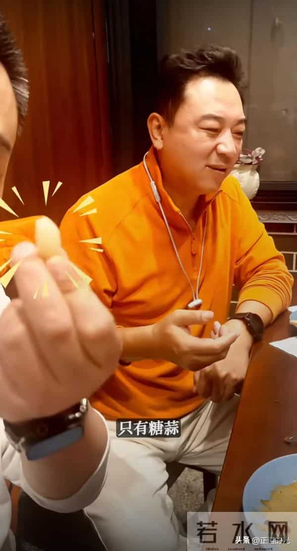 饰演肖剑 55岁朱宏嘉头发花白 胖到200斤 和张晞临吃饭 只能请起糖蒜