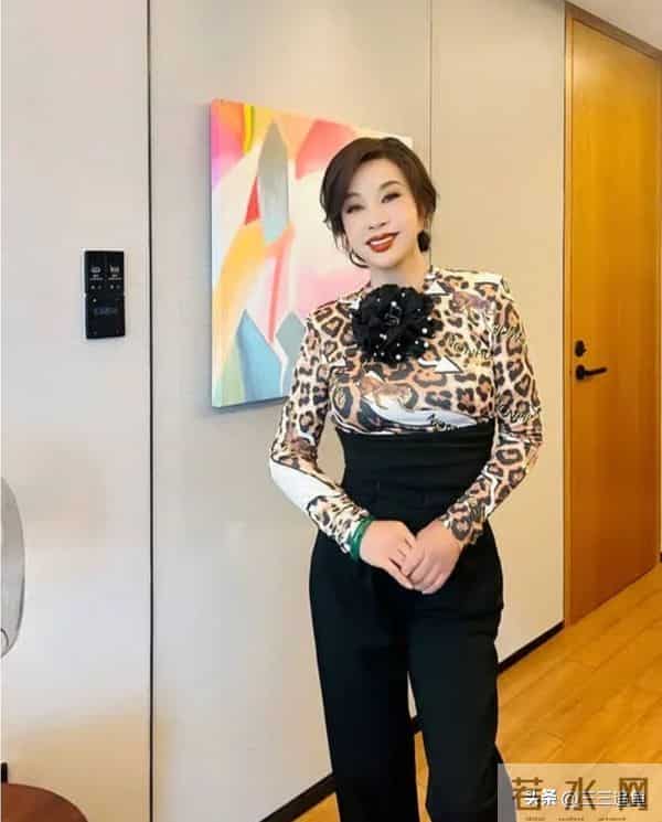 澳门这晚，杨幂罕秀性感，蓝盈莹气场十足，都败给了75岁的刘晓庆