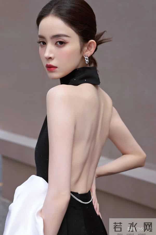 古力娜扎绝美造型，一袭露背黑裙，性感迷人