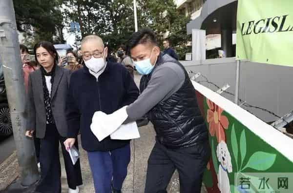 74岁刘銮雄坐轮椅现身，站立需搀扶洁癖严重，甘比一脸疲惫气色差