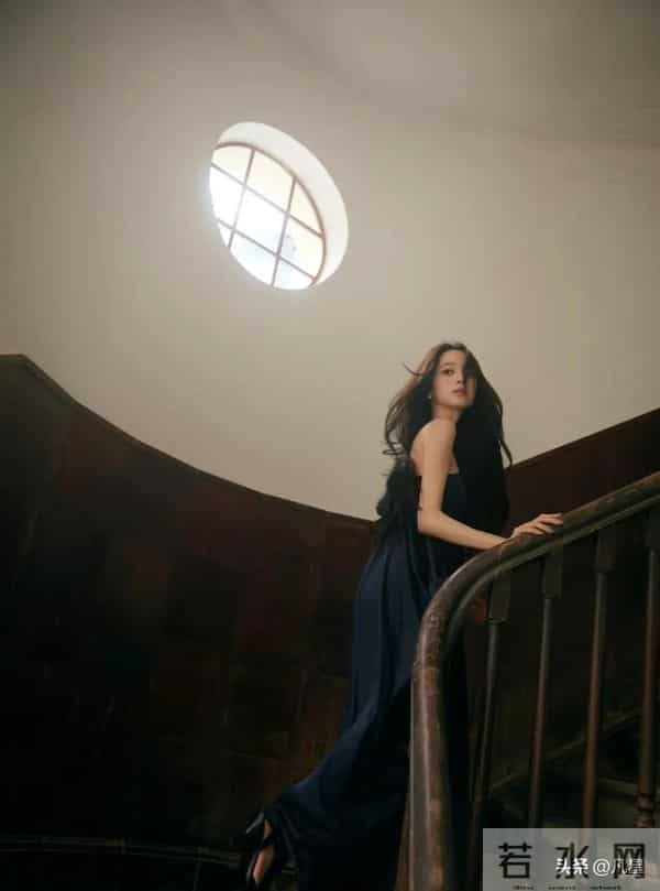 欧阳娜娜，身穿黑色吊带裙破碎感十足