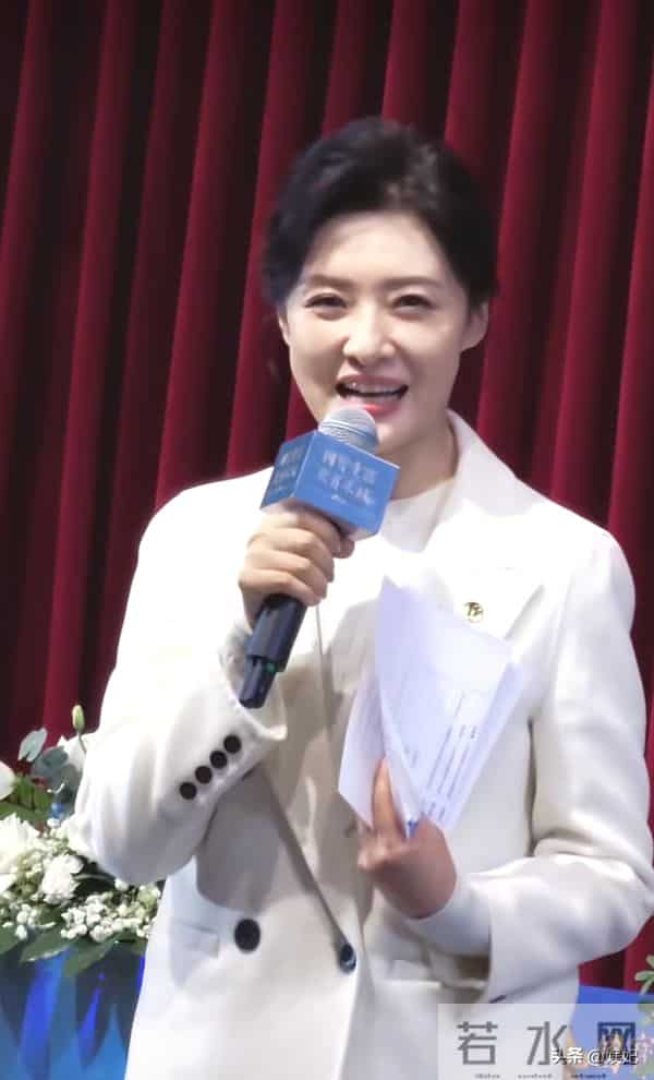 57岁周涛现身哈尔滨:白西装+阔腿裤,端庄大气,状态好得像35岁