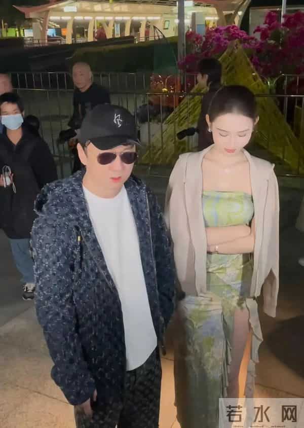 王思聪带新女友逛街!