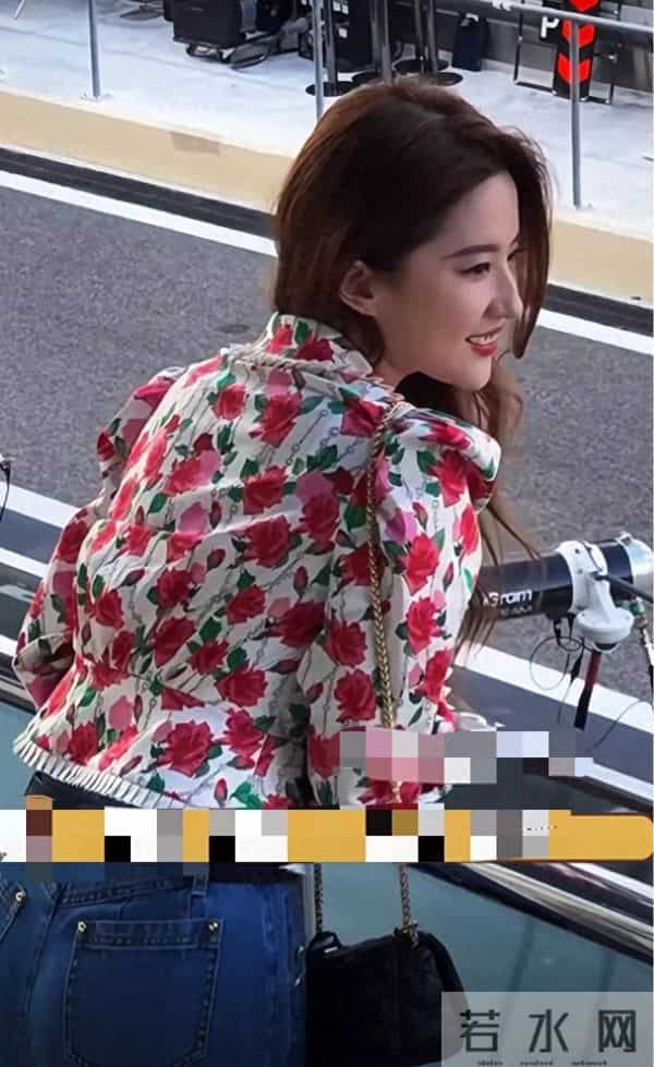 刘亦菲现身F1赛场,颜值依然惊艳,只是被颈纹和拜拜肉抢了镜