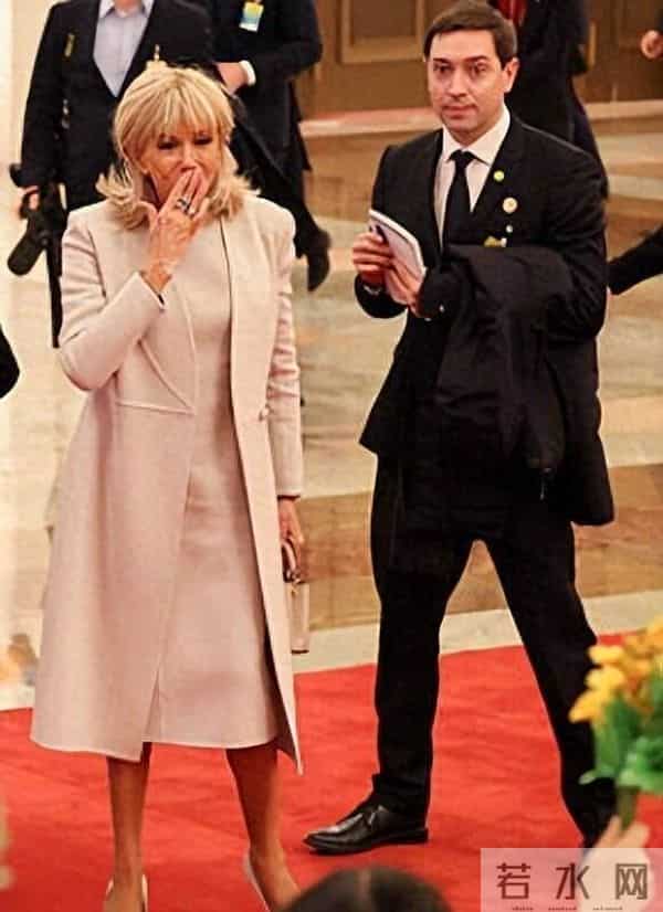 被72岁布丽吉特美到了，从北京到成都，全程踩高跟，少女身材绝了