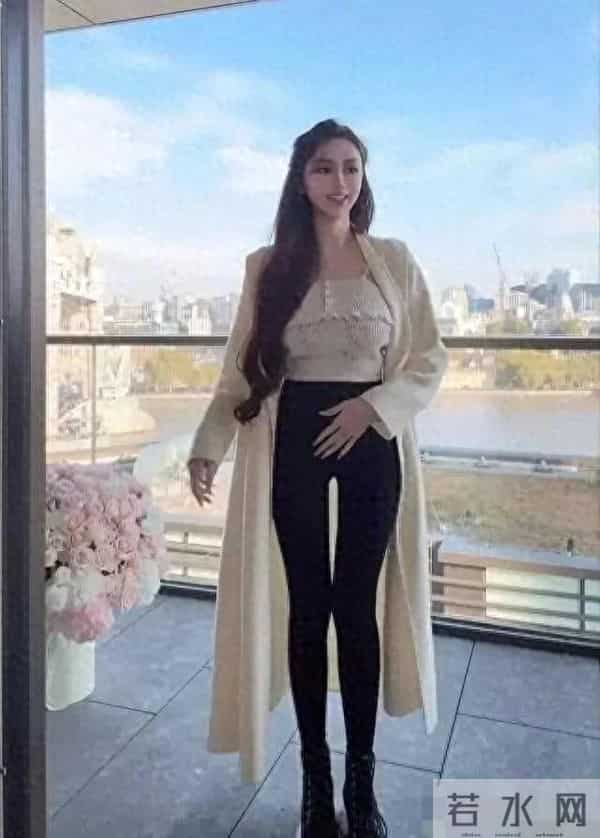 黄晓明前任叶珂，穿鲨鱼裤直播，身材曲线太惊艳
