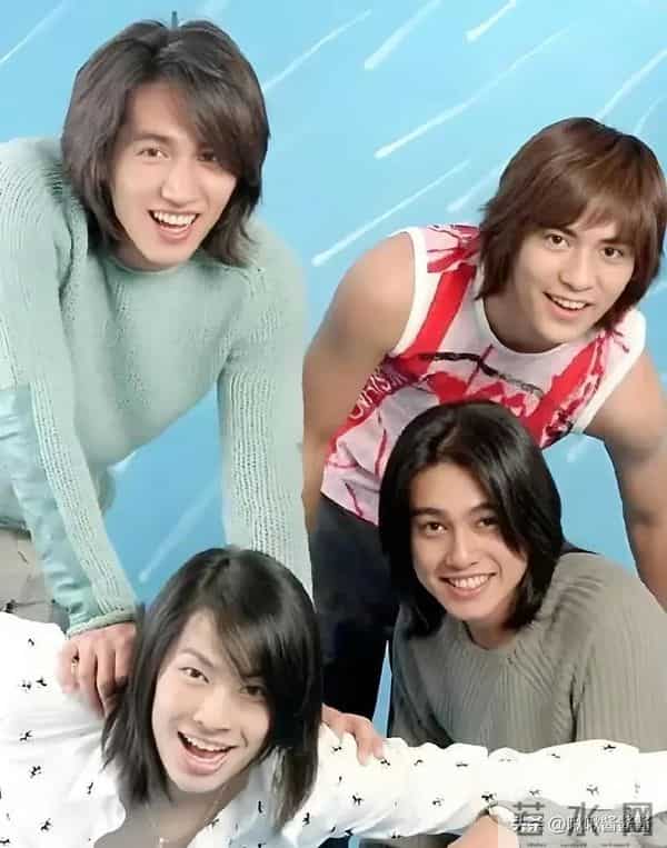 朱孝天现身机场，冲网友黑脸翻白眼，他一手扯烂了偶像圈的遮羞布