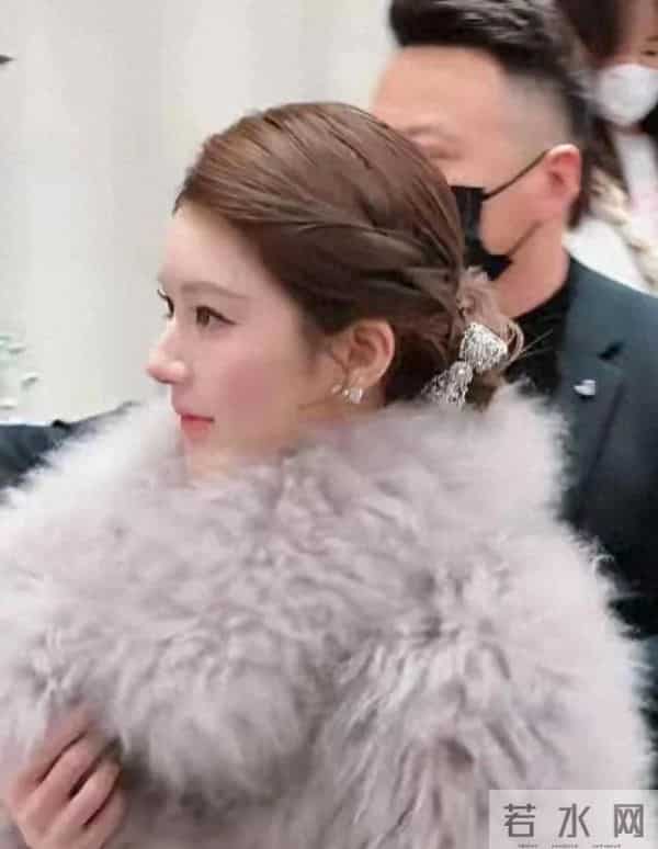 赵露思粉色刺绣裙亮相上海!韩式盘加精致五官,像财阀千金大小姐