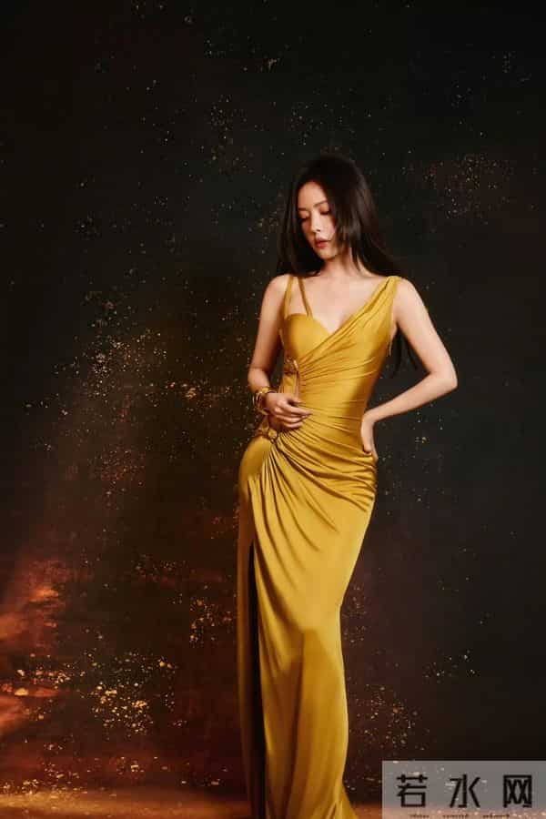 蔡文静总给人一种韩剧大女主的感觉、甜美的长相配上高冷的气质