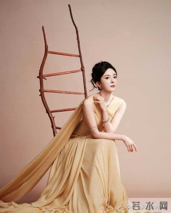 杨幂香槟金礼裙出镜,冷艳气质藏不住了