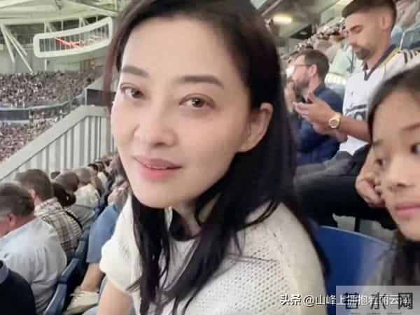 梅婷和儿女在德国看球赛，快快长得真像妈妈，母女俩相处像好闺蜜
