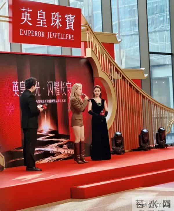 39岁白冰西安亮相美上热搜！难怪连胡歌都说她太美不敢直视