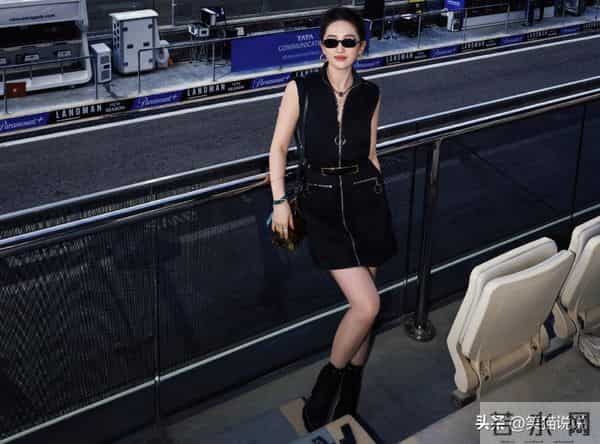 刘亦菲分享自拍照:笑容甜美气质佳,吊坠细节引热议