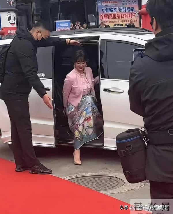 71岁赵雅芝戴假发穿10厘米高跟鞋出席活动 优雅好看 她这岁数会崴脚